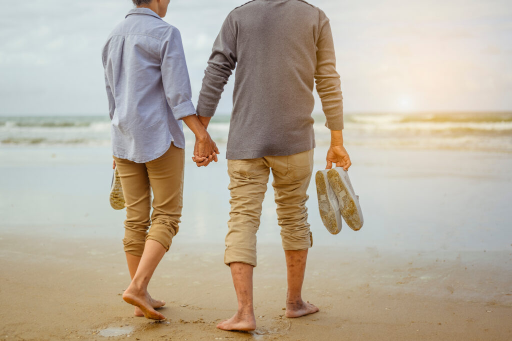 couple-walking-on-the-beach-retirement-communities-true-connection-communities